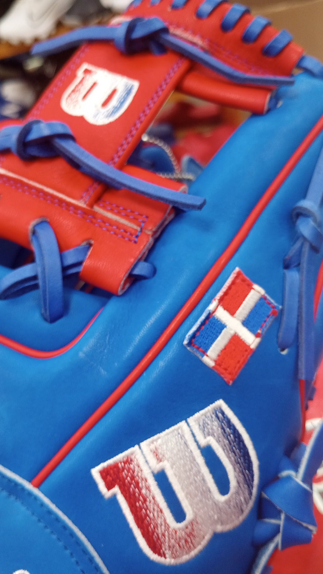 Wilson A2000 1786 11.5" Infield Baseball Glove Dominican Flag Right Hand Thrower3